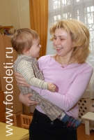 На фото малыш играет с мамой в детском центре , фотография на сайте фотодети.ру