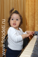девочка у рояля, фотоизображения маленьких музыкантов