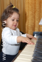 Ребёнок у пианино, фотоизображения маленьких музыкантов