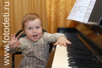 Ребёнок играет на пианино, фотоизображения маленьких музыкантов