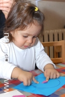 Развитие пальцев руки у маленьких детей, фото ребёнка из галереи «Творческие занятия для детей