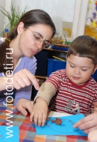 Взрослый показывает малышу, как правильно делать, фото ребёнка из галереи «Творческие занятия для детей