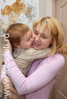 На фото малыш душевно общается с мамой , фотография на сайте фотодети.ру
