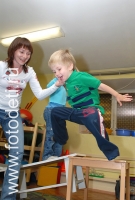Спортивные разминки в детском центре «ОбРаз», на фото дети занимаются спортом