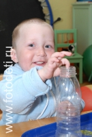 Развивающие игры с пластмассовыми бутылками, фотография из архива детского фотографа