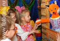 Общение детей с персонажами сказок, фото детей в фотобанке fotodeti.ru