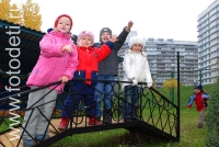 Дети-друзья на детской площадке, фото детей на сайте fotodeti.ru