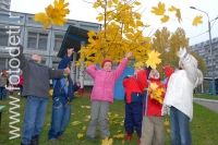 Салют из осенних листьев, фото детей на сайте детского фотографа