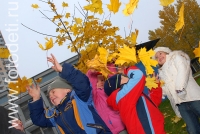 Фотография детей, бросающих вверх осенние листья, фотографии детей в авторском  фотобанке