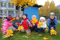 Дети играют с осенними листьями, фото детей на сайте fotodeti.ru