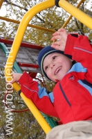 Весёлый мальчик на детской площадке, фотографии детей в авторском  фотобанке