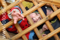 Игра в прятки на детской площадке, фото детей на сайте детского фотографа