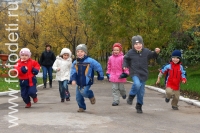 Дети бегают наперегонки, фото детского фотографа Игоря Губарева
