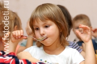 Эмоции детей во время еды, обеда, дети кушают самостоятельно