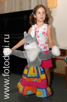 Ребёнок с ростовой куклой, фото детей на сайте fotodeti.ru