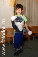 Мальчик с ростовой куклой, фото детей на сайте fotodeti.ru