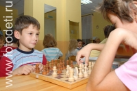 Шахматные дебюты в детском саду, на фото дети занимаются спортом