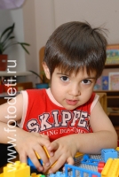 Мальчик с ЛЕГО, фото детей в фотобанке fotodeti.ru