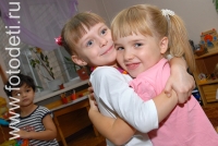 Фото детей, мальчик наблюдает за двумя подружками в детском садике , фотография на сайте fotodeti.ru