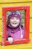 Деревянное окно, фотографии детей на авторском сайте детского фотографа