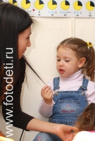 На фото девочка общается с мамой , фотография на сайте фотодети.ру