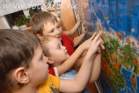 Дети с удовольствием изучают географическую карту