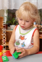 Маленькая девочка увлечённая игрой, фото детей на сайте fotodeti.ru