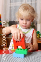 Ребёнок сосредоточен на игре в конструирование, фото играющих малышей