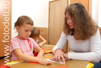 Педагог учит ребёнка работать в технике оригами, иллюстрация к теме «Творчество и дети