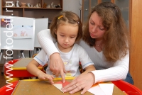 Учитель помогает ребёнку на уроке, иллюстрация к теме «Творчество и дети