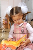 Девочка с книжкой, детские фотографии из фотогалереи «Дети играют