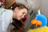Ребёнок общается с игрушкой как с живым существом, фото детей на сайте fotodeti.ru