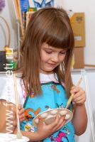 Ребёнок с палитрой, фотография из галереи «Дети рисуют