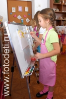 Девочка у мольберта, фотография из галереи «Дети рисуют