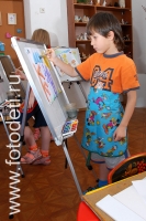 Мальчик рисует на мольберте, фотография из галереи «Дети рисуют