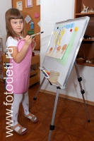 Ребёнок с кистью и мольбертом, фотография из галереи «Дети рисуют