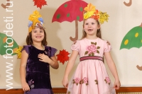 Дети выступают в карнавальных костюмах, фото сделано на детском празднике