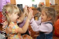 Позитивные эмоции общающихся детей на фотографиях детского фотографа , фотография на сайте fotodeti.ru