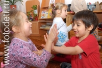 Дети фото, мальчик и девочка дружно играют , фотография на сайте fotodeti.ru