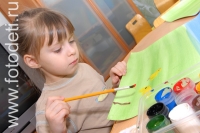 Девочка рисует цыплят, фотография из галереи «Дети рисуют