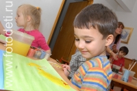 Ребёнок любуется своим шедевром, фотография из галереи «Дети рисуют