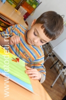 Ребёнок эмоционально вовлечен в творческий процесс, фотография из галереи «Дети рисуют