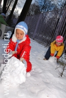 Дети строят снеговика, фото детей в фотобанке fotodeti.ru