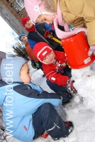 Строительство снежной бабы, ведёт бригада детей, фото детей на сайте fotodeti.ru