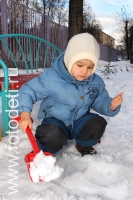 Мальчик копает снег, фото детей в фотобанке fotodeti.ru