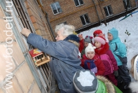 Дети и воспитатель вешают кормушку для птиц, фото детей в фотобанке fotodeti.ru