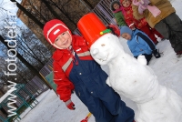 Мальчик со снеговиком, фото детей в фотобанке fotodeti.ru