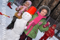 Девочка со снеговиком, фотографии играющих малышей