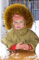 Ребёнок со снегом, фото детей на сайте fotodeti.ru