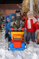 На машине по снегу, фото играющих малышей